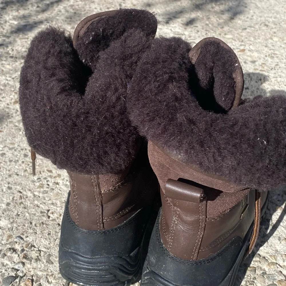 UGG Men's 6 Chocolate and Ebony Snow Boots